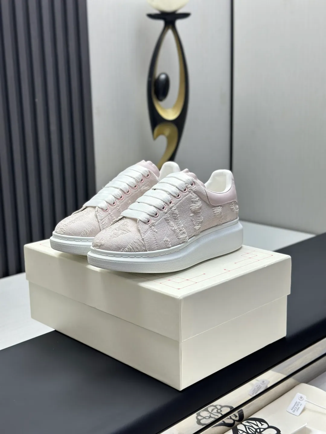 👟👟Ex-factory price 600👟👟 (🥇Top version produced in Dongguan🥇) A new upgrade of the classic McQueen white shoes. This upgrade of McQueen, which has been done for 4 consecutive years, will definitely bring you the most cost-effective ALEXANDER MCQUEEN classic in the market. If you are not confident about the quality of such a classic and world-destroying model, there is really no need to put it on the table🔙.  Purchased original version from HK counter, various demolitions.  All kinds of PKs are welcome💥.  (Anyone who has the original version at the stall is welcome🆚) The thick sole perfectly increases the elongated visual effect. The most perfect proportion of the shoe body is this last shape. The logo font on the rear tail is printed in small fonts. The logo on the foot is made of genuine leather with air-pressed colorless process. We will always update the color with the counter. 🔘Upper: genuine customized environmentally friendly full-grain cowhide 🔘Inner lining: imported mixed sheepskin (the genuine product is also sheepskin, not the cheap cowhide on the market) 🔘Sole: Exclusive molded TPU➕rubber injection molded layered outsole, (purple tail, pink tail, red tail, burgundy tail, rose gold tail sequin series, Velcro men's model needs to be customized, non-returnable) 🔘Code number 34-44 (women's size 34.40 is custom-made).